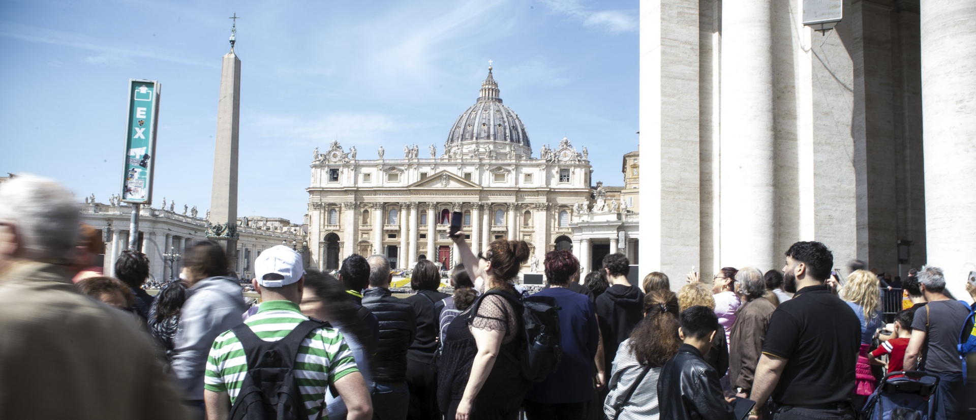 Trauer um Papst Franziskus: Menschen versammeln sich zum Gebet auf dem Petersplatz, 21. April 2025.