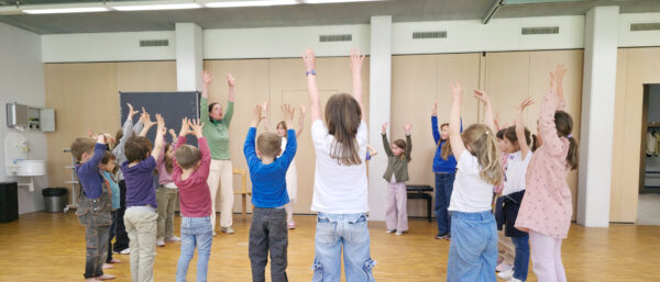 Chorleiterin Heidi Hürlimann und die Kinder des Kinderchors der Pfarrei St. Anton proben ein Lied. | Andi Pinsini/zVg