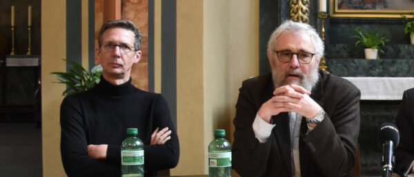 Studienleiter Michael Hermann (l.) und Simon Spengler, Leiter Kommunikation der Katholischen Kirche im Kanton Zürich, bei der Präsentation der Reputationsumfrage in der Kirche St. Josef in Zürich.