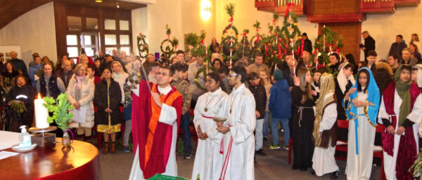 Palmsonntag 2024, Padre Luis Reyes schwingt das Weihrauchfass. | zVg