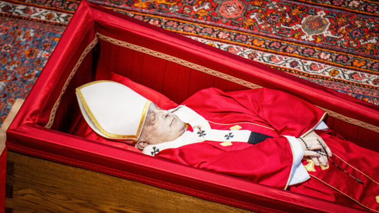 Offener Sarg mit dem aufgebahrten Leichnam von Papst Franziskus am 23. April 2025 im Petersdom im Vatikan. | KNA