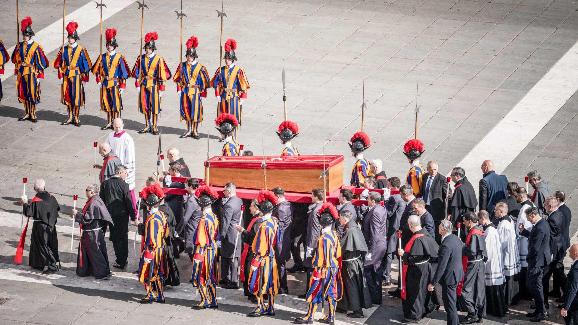 Sargträger tragen den offenen Sarg mit dem Leichnam von Papst Franziskus am 23. April 2025 über den Petersplatz im Vatikan.