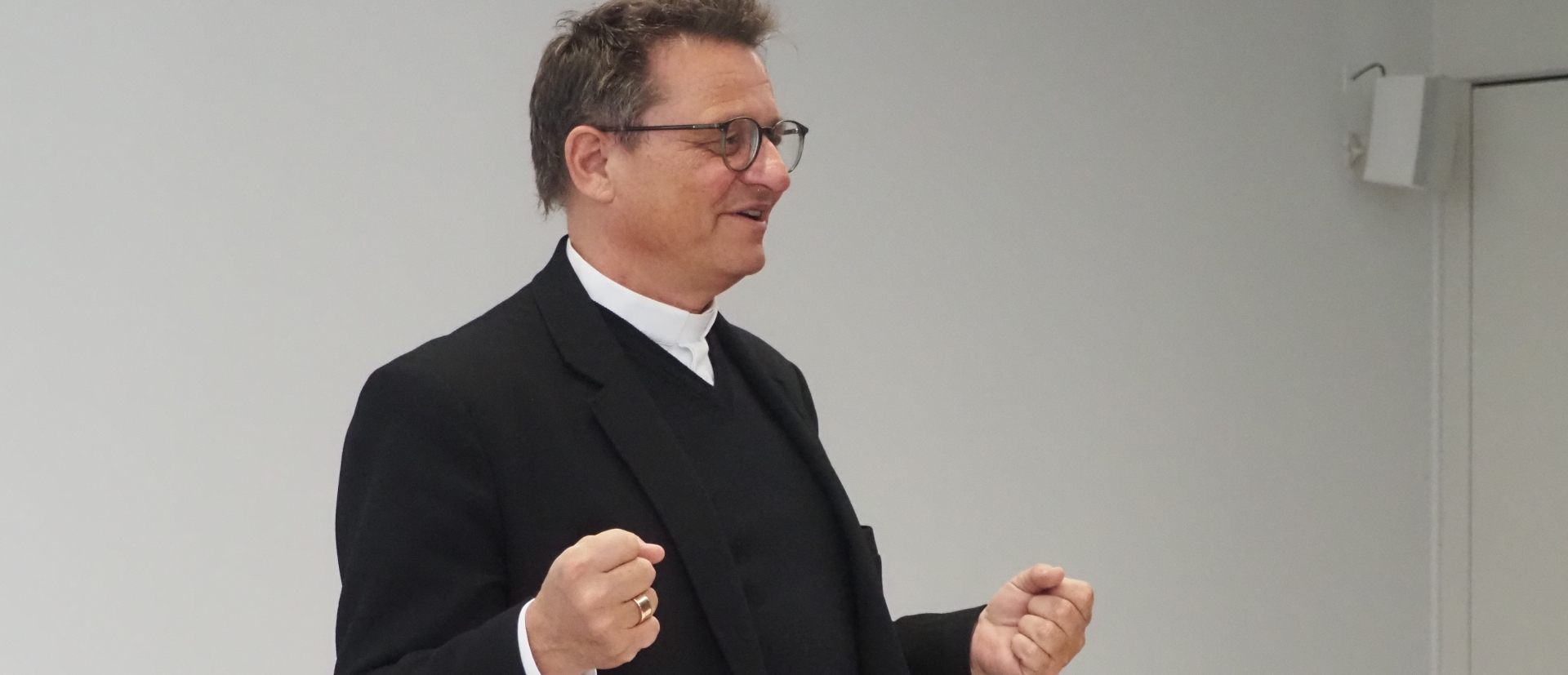 Bischof Felix Gmür bei seinem Vortrag über seine Erfahrungen an der Weltsynode
