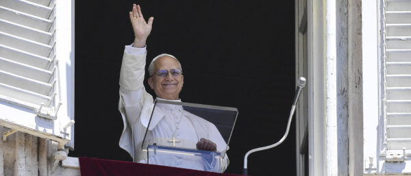 Papst Leo XIV. beim Mittagsgebet am Fenster des Apostolischen Palastes am 25. Mai 2025 im Vatikan. | KNA