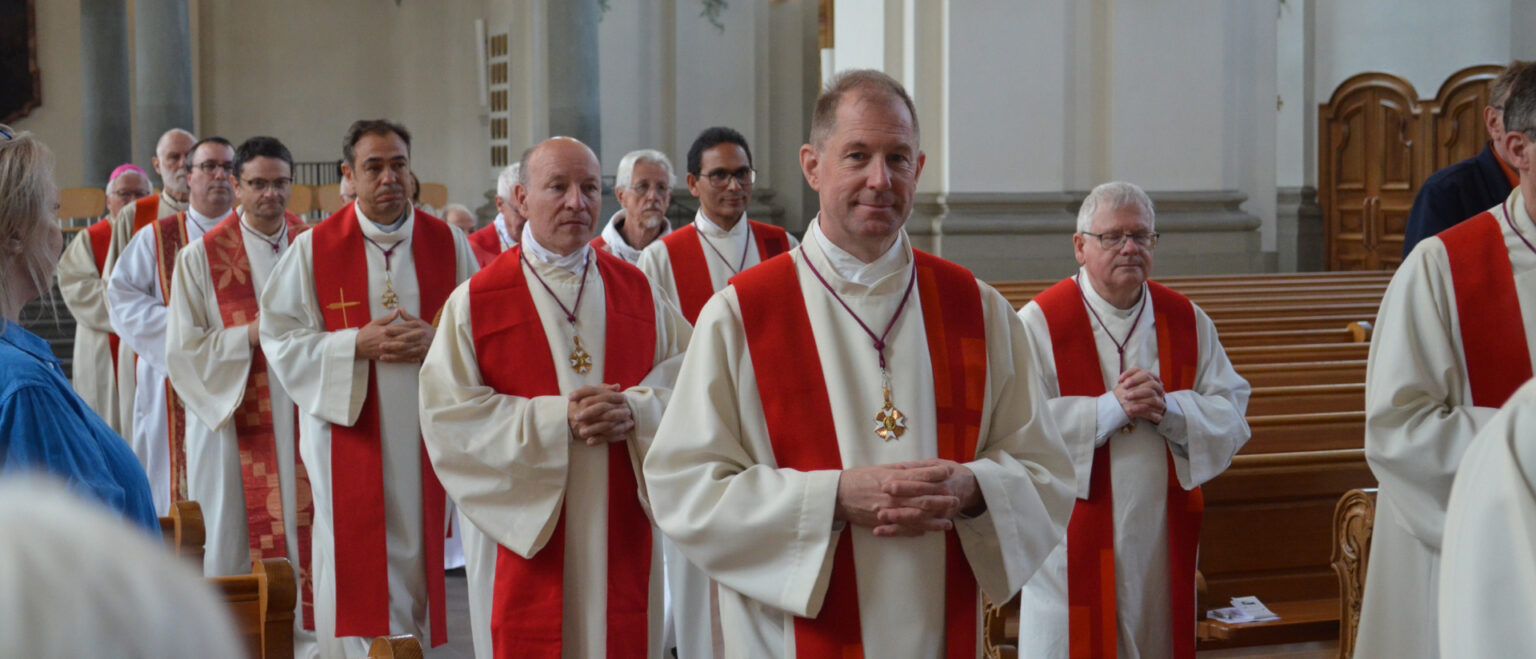 Domherren beim Einzug in die Kathedrale | Regula Pfeifer