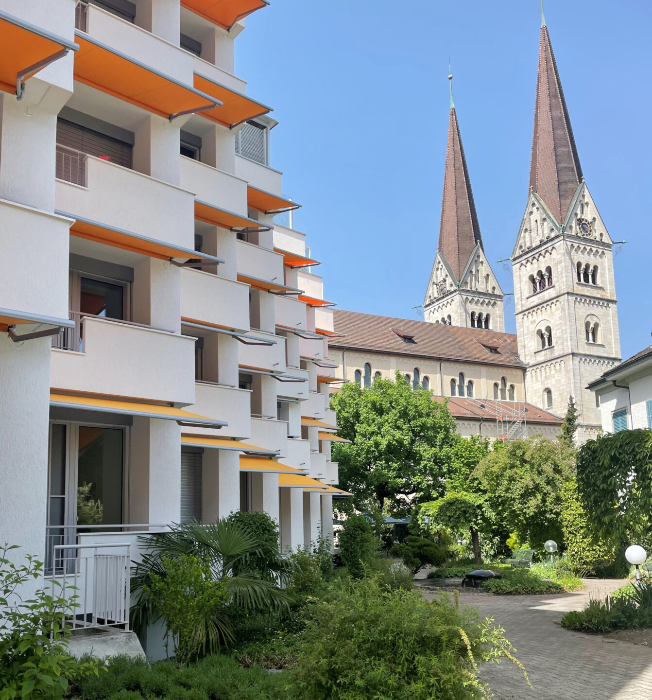 Vom Alters- und Demenzzentrum St. Martin sind es wenige Schritte zur Kirche St. Martin.
