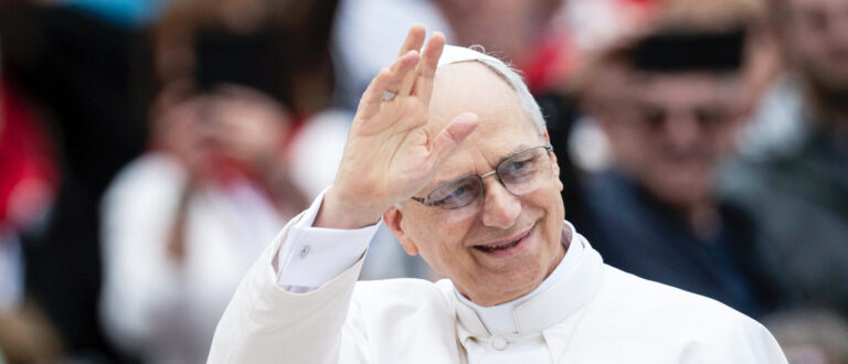 Papst Leo XIV. winkt vom Papamobil aus den Menschen zu bei der Ankunft zu seiner ersten Generalaudienz auf dem Petersplatz im Vatikan. | KNA
