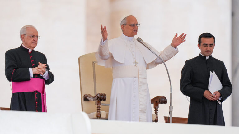 Papst Leo XIV. leitet die Menschen zum Gebet an bei seiner ersten Generalaudienz am 21. Mai 2025 im Vatikan. | KNA