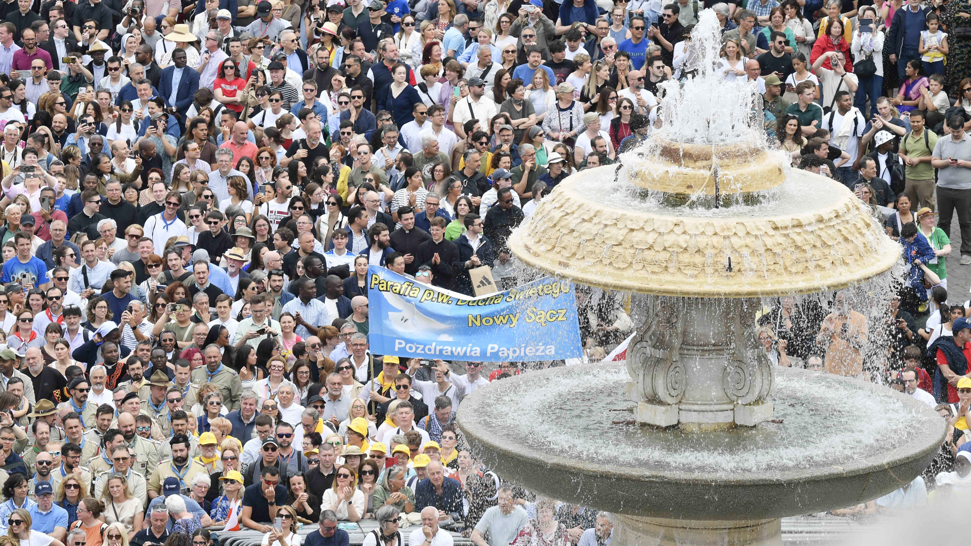 Besucher auf dem Petersplatz beim ersten Mittagsgebet mit Papst Leo XIV. am 11. Mai 2025 im Vatikan.