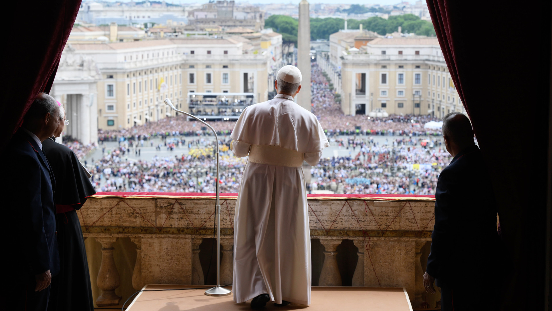 Papst Leo XIV. steht am 11. Mai 2025 auf der Mittelloggia des Petersdoms im Vatikan und spricht das Gebet Regina Coeli.