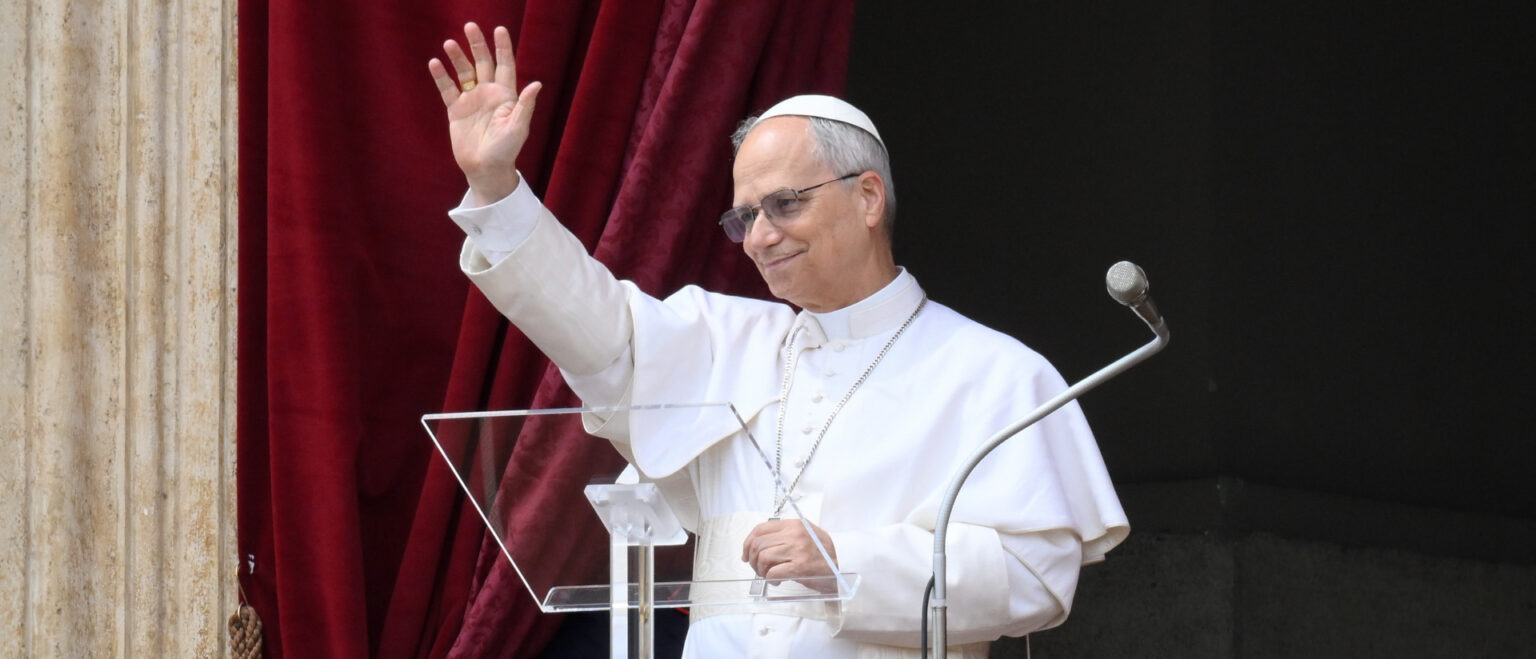 Papst Leo XIV. steht am 11. Mai 2025 auf der Mittelloggia des Petersdoms im Vatikan und spricht das Gebet Regina Coeli. | KNA