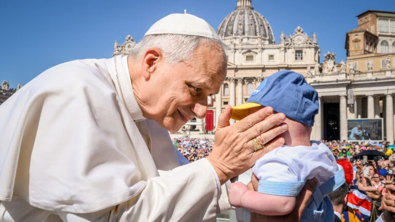 Papst Leo XIV. streichelt ein Baby bei der Messe zum Heilig-Jahr-Treffen für Familien, Kinder, Grosseltern und ältere Menschen, 1. Juni 2025. | KNA
