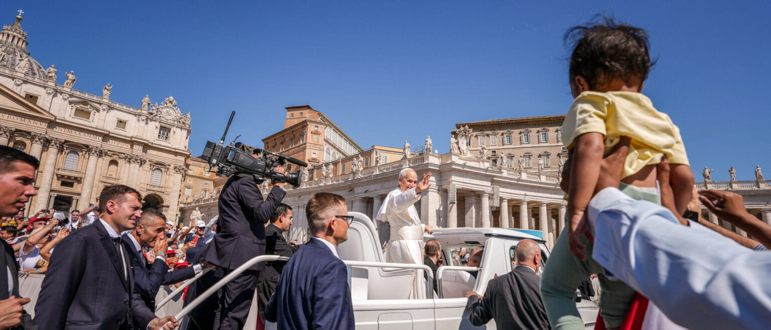 Papst Leo XIV. begrüsst die Menschen bei einer Messe zum Heilig-Jahr-Treffen für Familien, Kinder, Grosseltern und ältere Menschen, am 1. Juni 2025 auf dem Petersplatz im Vatikan. | KNA