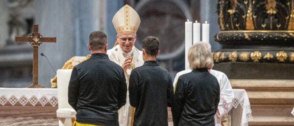 Papst Leo XIV. segnet Sportler bei der Messe zur Heilig-Jahr-Feier für die Welt des Sports am 15. Juni 2025 im Petersdom im Vatikan. | KNA
