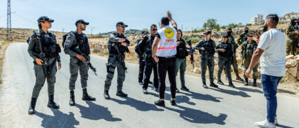 Die israelische Armee versperrt am 2. Juni 2025 Journalisten den Zugang zum Gebiet Masafer Yatta im Süden des besetzten Westjordanlands (Palästinensische Gebiete). | Andrea Krogmann/KNA