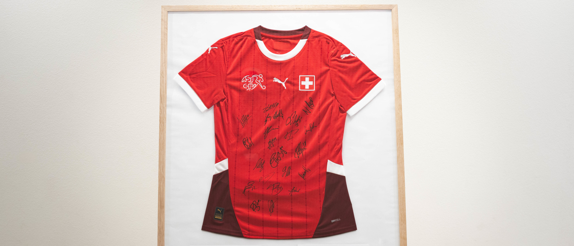 Frauen-Nati-Trikot, das für Papst Franziskus vorgesehen war.