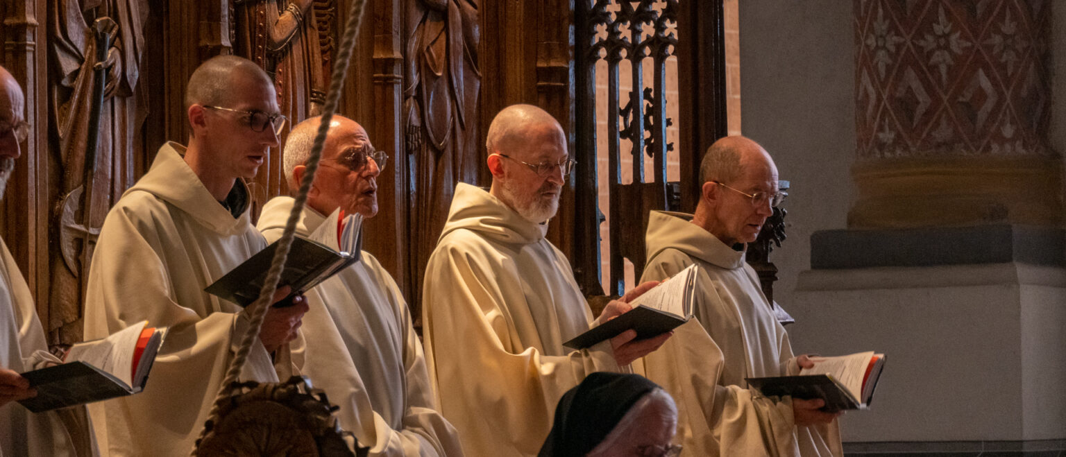 Die Mönche von Hauterive (FR) in ihrer frisch renovierten Abteikirche. | Maurice Page.