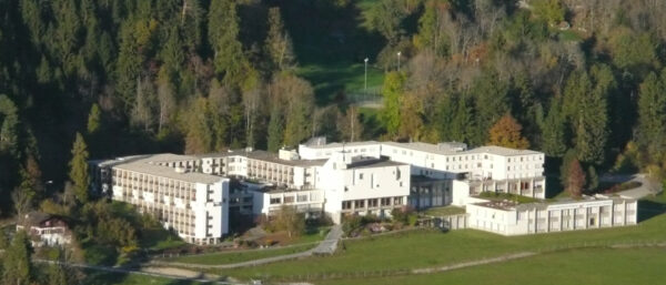 Das Kloster der Ilanzer Dominikanerinnen: Vorne rechts die Schule, dahinter das heutige Gäste- und Seminarhaus (früher Internat mit Schultrakt der Real- und Sekundarschule für Mädchen). | zVg
