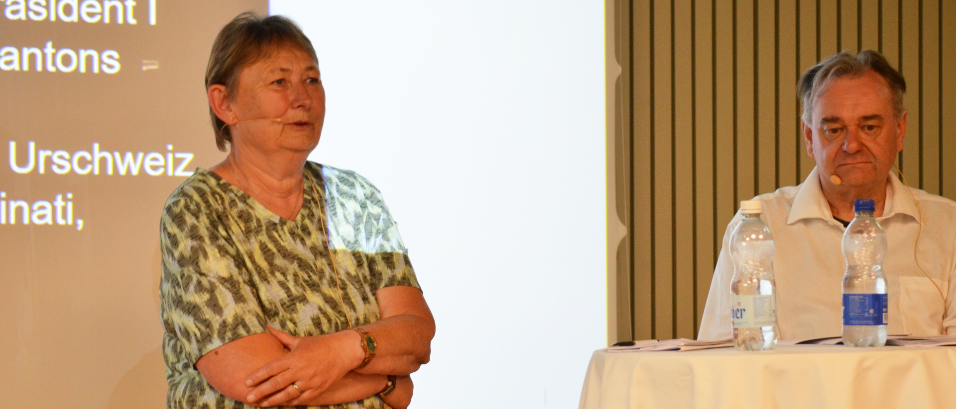 Vreni Peterer auf dem Podium mit Generalvikar Bernhard Willi