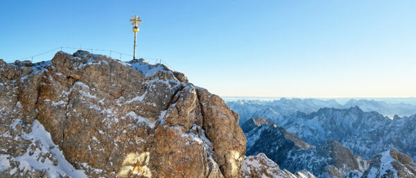 Gipfelkreuz der Zugspitze, höchster Berg des Wettersteingebirges, am 29. November 2024. | KNA
