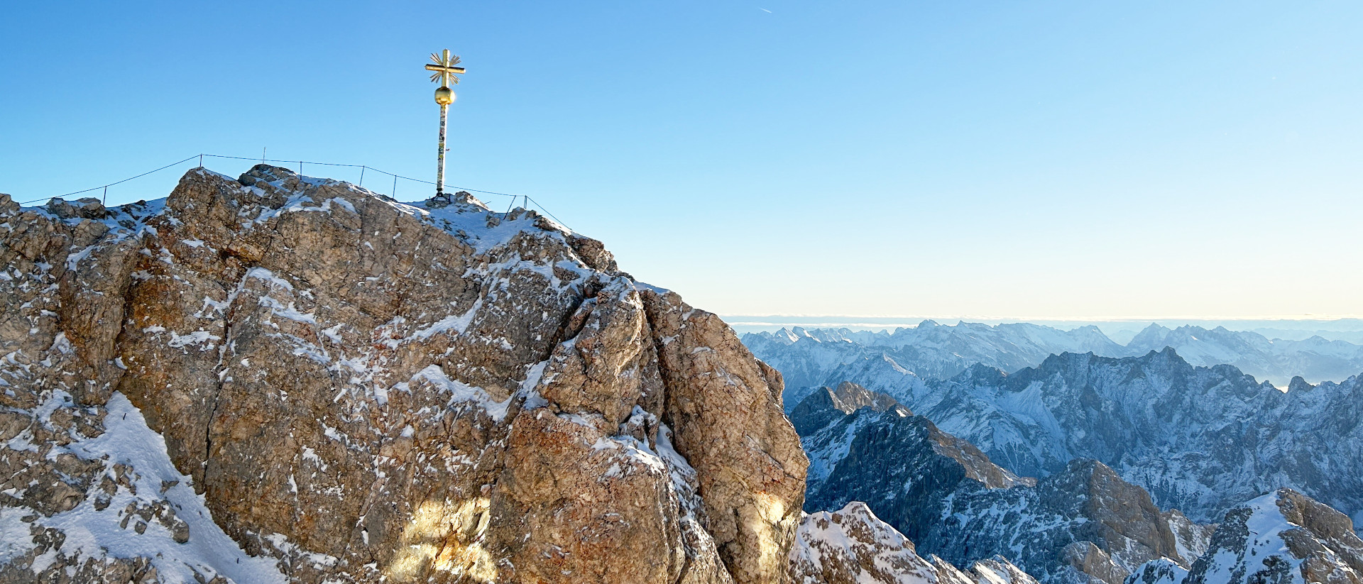 Gipfelkreuz der Zugspitze, höchster Berg des Wettersteingebirges, am 29. November 2024.