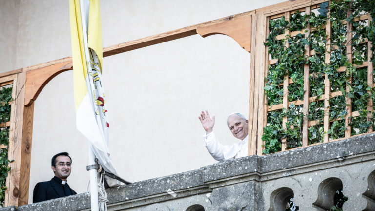 Papst Leo XIV. winkt aus der Päpstlichen Villa Barberini - Borgo Laudato Si, in Castel Gandolfo. | KNA