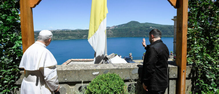 Papst Leo XIV. empfängt den ukrainischen Staatspräsidenten Wolodymyr Selenskyj am 9. Juli 2025 in Castel Gandolfo (Italien). | KNA