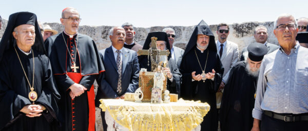Solidaritätsbesuch: Kardinal Pierbattista Pizzaballa (2.v.l.), Lateinischer Patriarch von Jerusalem, mit Kirchenführern und Diplomaten verschiedener Länder beim gemeinsamen Gebet am 14. Juli 2025 in Taibeh. | Andrea Krogmann/KNA