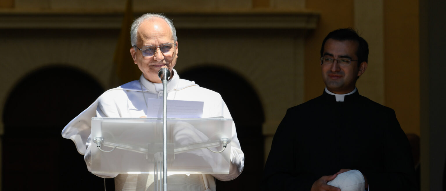 Papst Leo XIV. spricht zum Mittagsgebet vor dem Eingangstor des Papstpalastes in Castel Gandolfo (Italien), 20. Juli 2025. | KNA