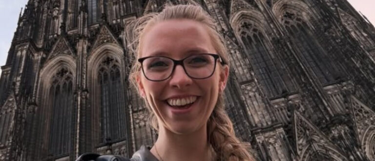 Organistin Anna Lapwood vor dem Kölner Dom | Instagram/Anna Lapwood