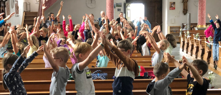 Die Kinder segnen einander. Schülergottesdienst in der katholischen Pfarrkirche von Bürglen UR. | zVg