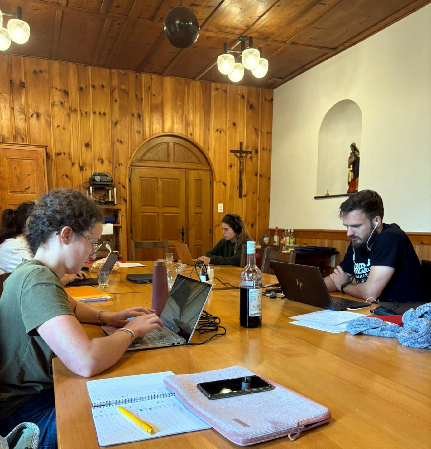 Studierende beim Lernen im Bernhardinerinnenkloster Collombey.