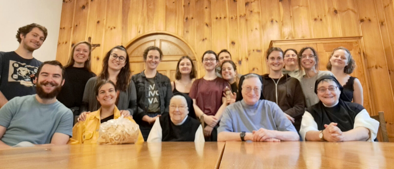 Die drei Schwestern des Klosters Collombey mit Studierenden. | zVg