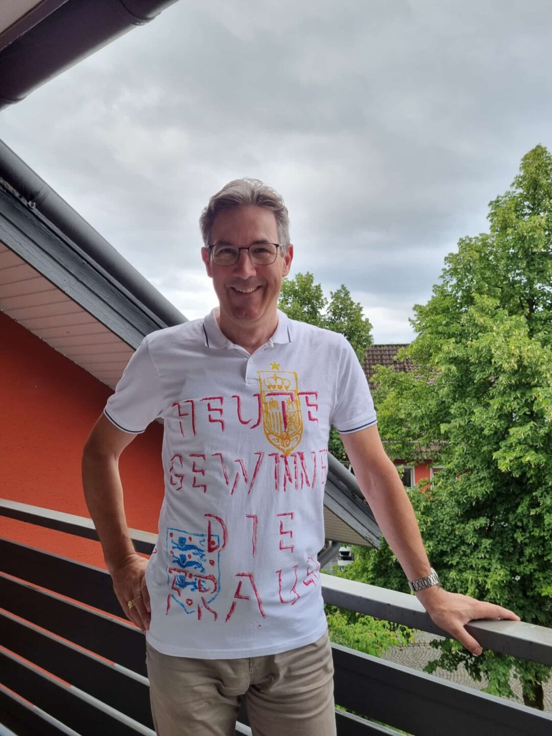 Bischof Beat in seinem speziellen Fan-Tenü, von vorne...