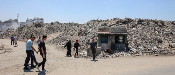 Menschen gehen vorbei an Schuttbergen von zerstörten Häusern in den Strassen von Gaza, 19. Juli 2025. | Latin Patriarchate of Jerusalem/lpj.org/KNA