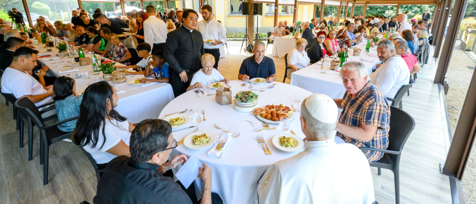 Papst Leo XIV. beim Mittagessen mit Bedürftigen in Castel Gandolfo. | PubliKath GmbH. | KNA