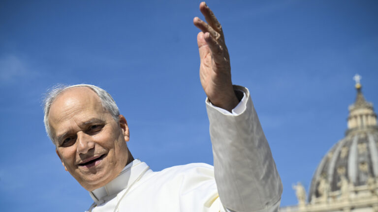 Papst Leo XIV. - bei der Generalaudienz auf dem Petersplatz am 4. Juni 2025 im Vatikan. | Vatican Media/Romano Siciliani/KNA