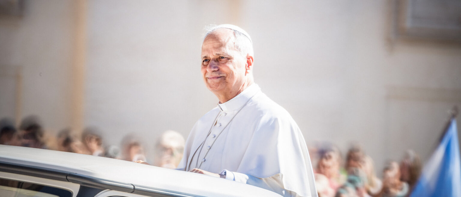 Papst Leo XIV. im Papamobil bei der Generalaudienz am 30. Juli 2025 auf dem Petersplatz im Vatikan. | Cristian Gennari/Romano Siciliani/KNA