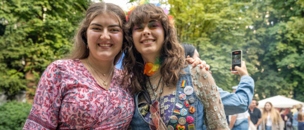 Junge Frauen an der Pride Luzern, 23. August 2025. | Sabine Zgraggen