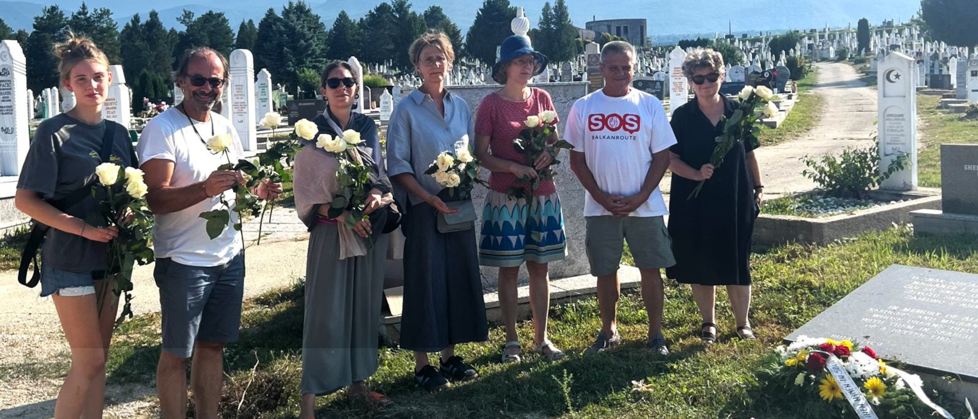 Die christliche Reisegruppe auf dem Friedhof von Bihac, rechts Nicola Neider