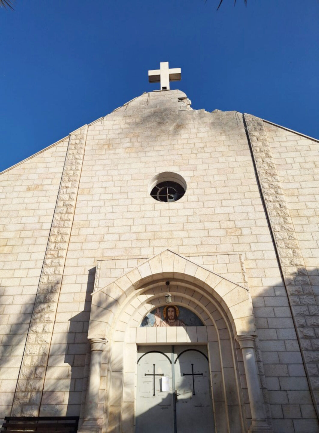 Der Giebel der katholischen Kirche in Gaza wurde im Juli 2025 von israelischen Geschossen beschädigt.