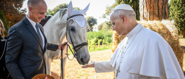 Einweihung des Nachhaltigkeitszentrums "Borgo Laudato Si: Papst Leo XIV. lässt ein Pferd an seiner Hand schnuppern, 5. September 2025. | Vatican Media/Romano Siciliani/KNA