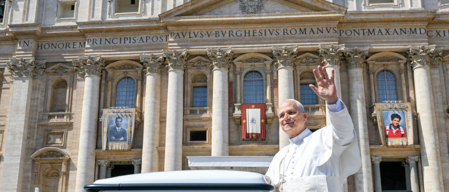 Ankunft von Papst Leo XIV. vor der Messe zur Heiligsprechung von Carlo Acutis und Pier Giorgio Frassati auf dem Petersplatz im Vatikan, 7. September 2025. | Vatican Media/Romano Siciliani/KNA