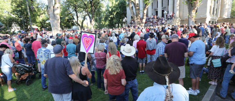 Eine grosse Menschenmenge versammelt sich am 13. September 2025 vor dem Gerichtsgebäude in Prescott (USA) um für den ermordeten konservativen Aktivisten Charlie Kirk zu beten. | Bob Roller/OSV News/KNA Bob Roller/OSV News/KNA