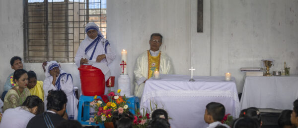 "Missionarinnen der Nächstenliebe" bei einem Gottesdienst mit Migrantinnen und Migranten in Dhaka (Bangladesch). | Missio Schweiz / K M Asad