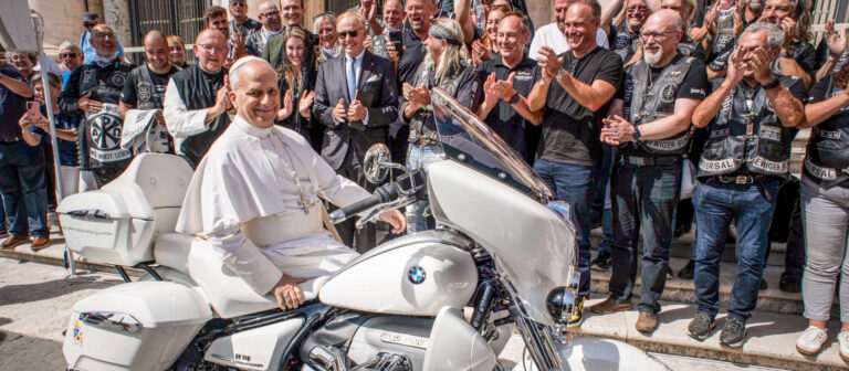 Papst Leo XIV. sitzt auf einem Motorrad, ein Geschenk von BMW, am 3. September 2025 auf dem Petersplatz im Vatikan. | KNA