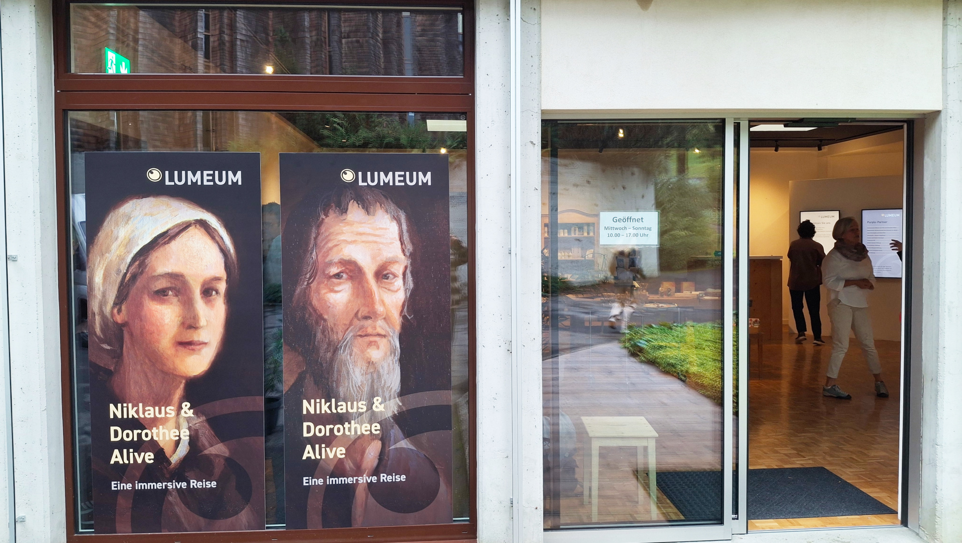 Eingang zum "Lumeum" in Sankt Niklausen mit Plakaten von Niklaus von Flüe und Dorothee Wyss