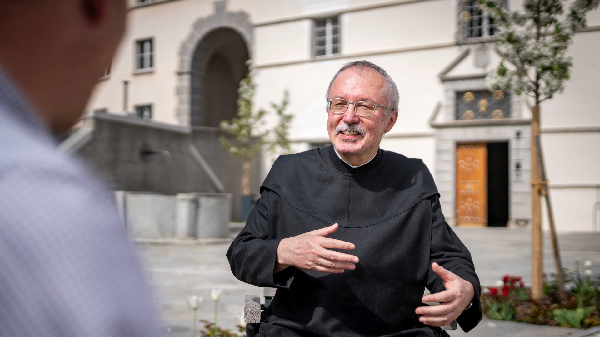 Pater Bruno Rieder im Gespräch.