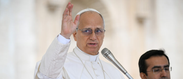 Papst Leo XIV. winkt am 1. Oktober 2025 auf dem Petersplatz im Vatikan. | Vatican Media/Romano Siciliani/KNA