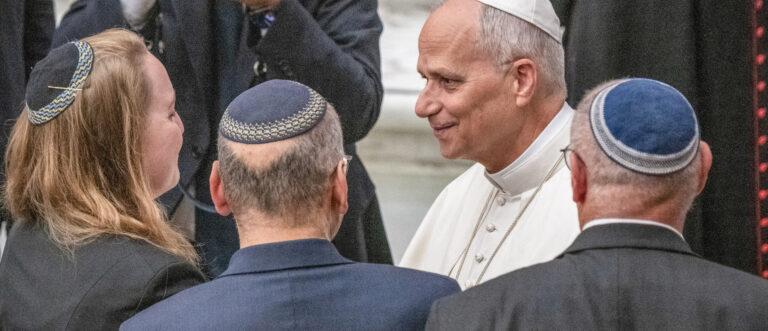 Papst Leo XIV. spricht mit Juden bei einer Gedenkfeier anlässlich der Verabschiedung der Konzilserklärung "Nostra aetate", 28. Oktober 2025. | Paolo Galosi/Romano Siciliani/KNA